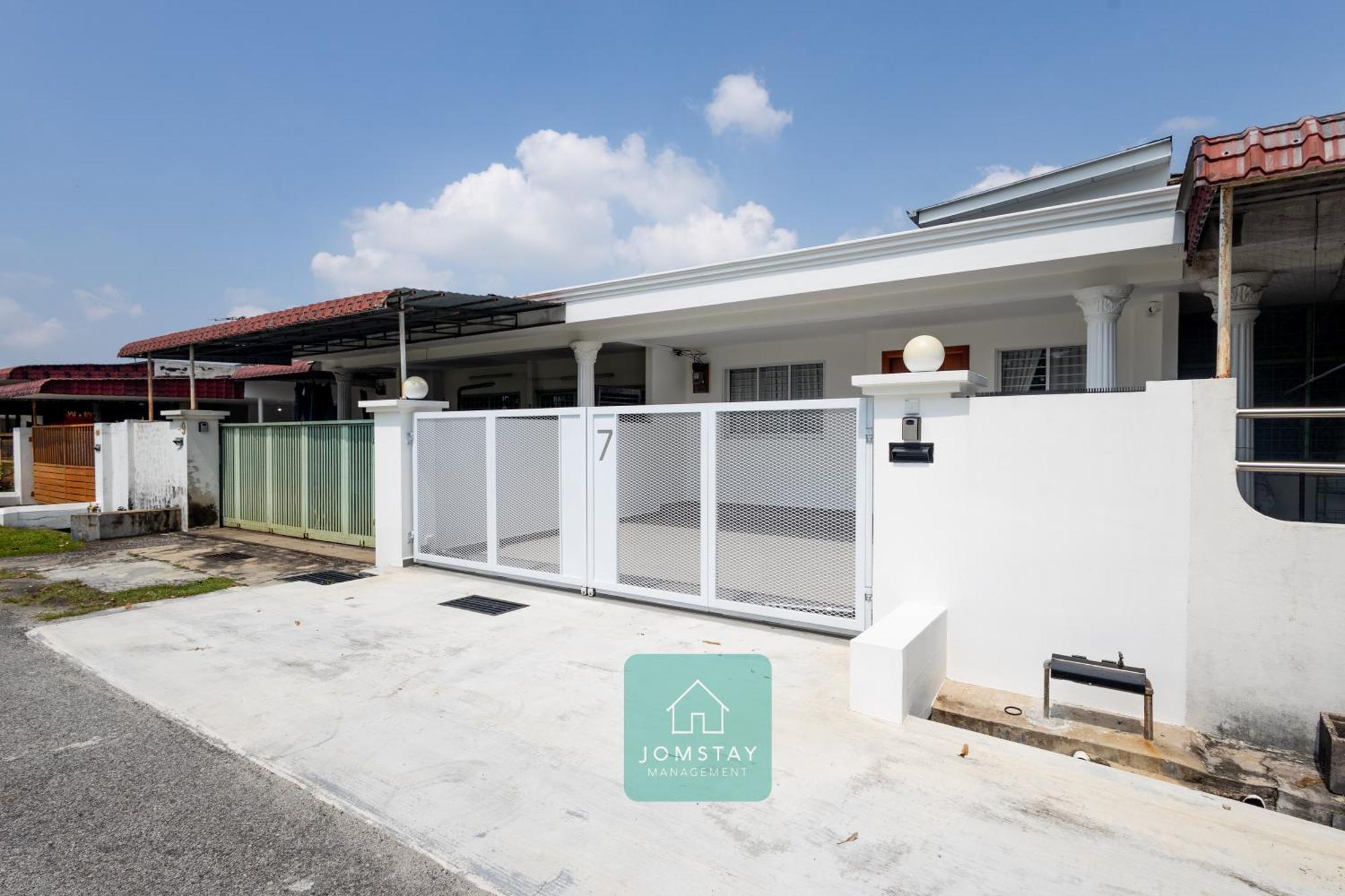 Jomstay Muji 19 & 7 Inn Ipoh Garden 8-10 Pax Exterior photo